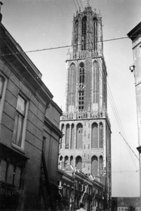 835051 Afbeelding van de Domtoren (Domplein) te Utrecht, vanuit de Korte Nieuwstraat.